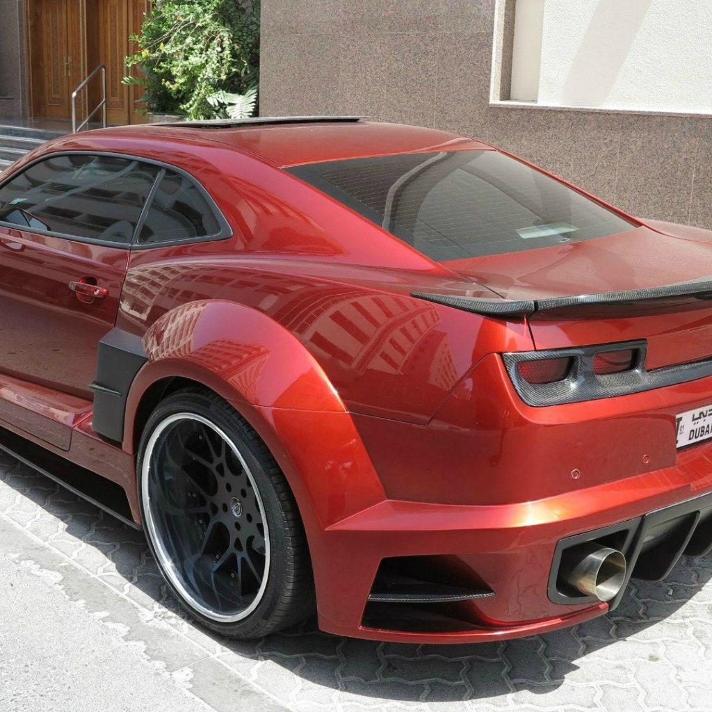 Красный Chevrolet Camaro Guyver