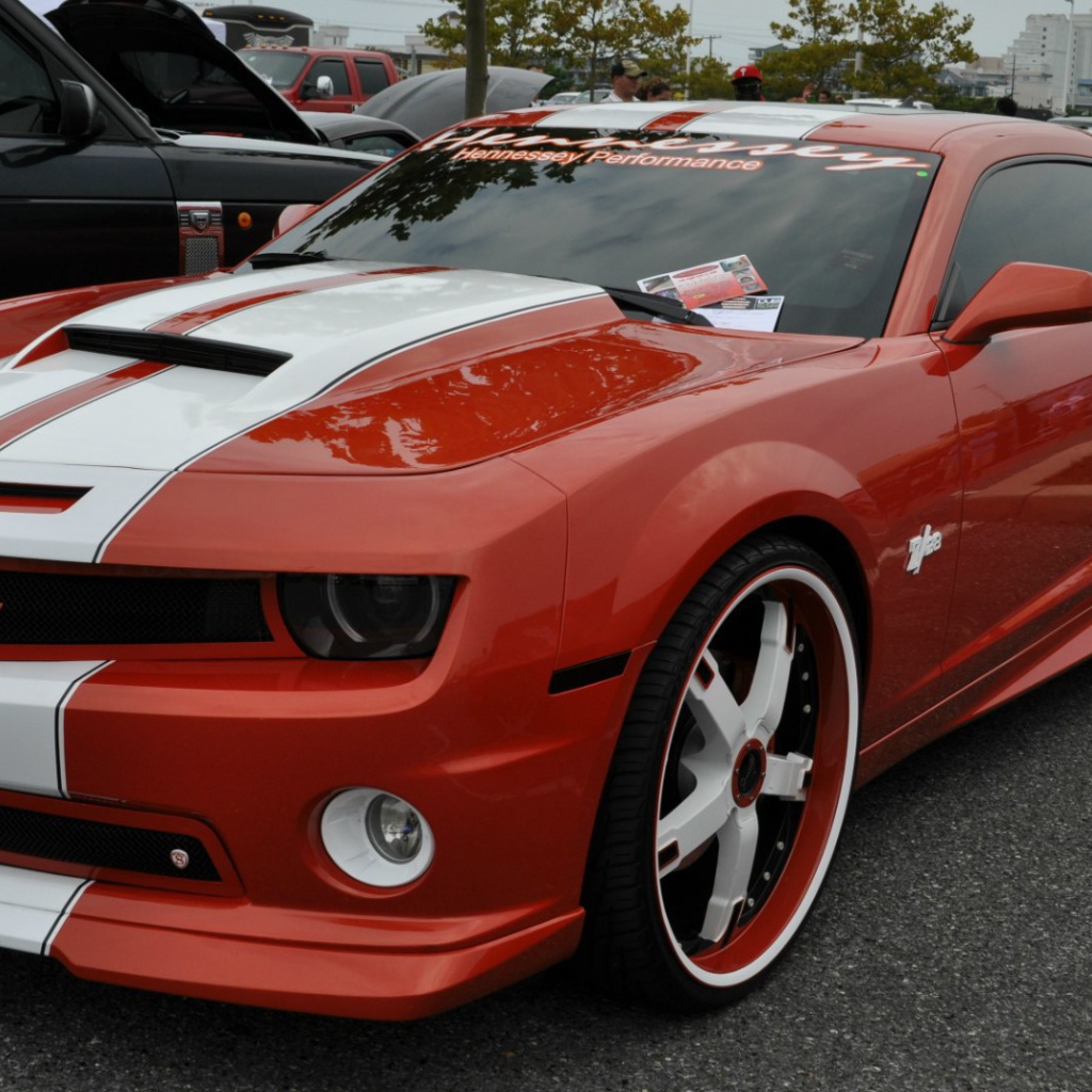 Красный Chevrolet Camaro Z28