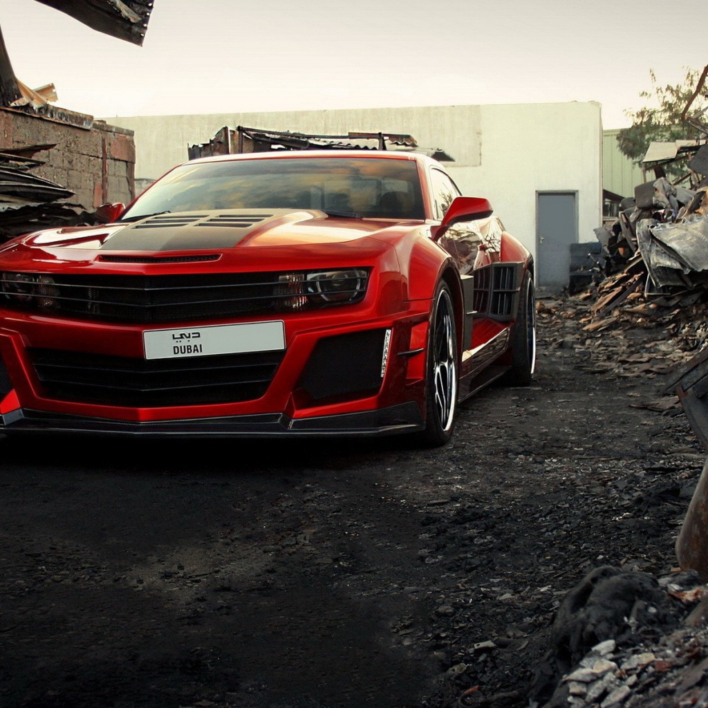 Красный Chevrolet Camaro среди руин
