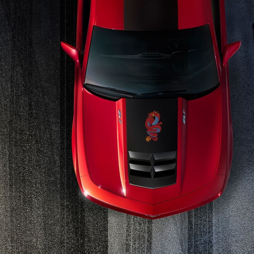 Красный Chevrolet Camaro на асфальте