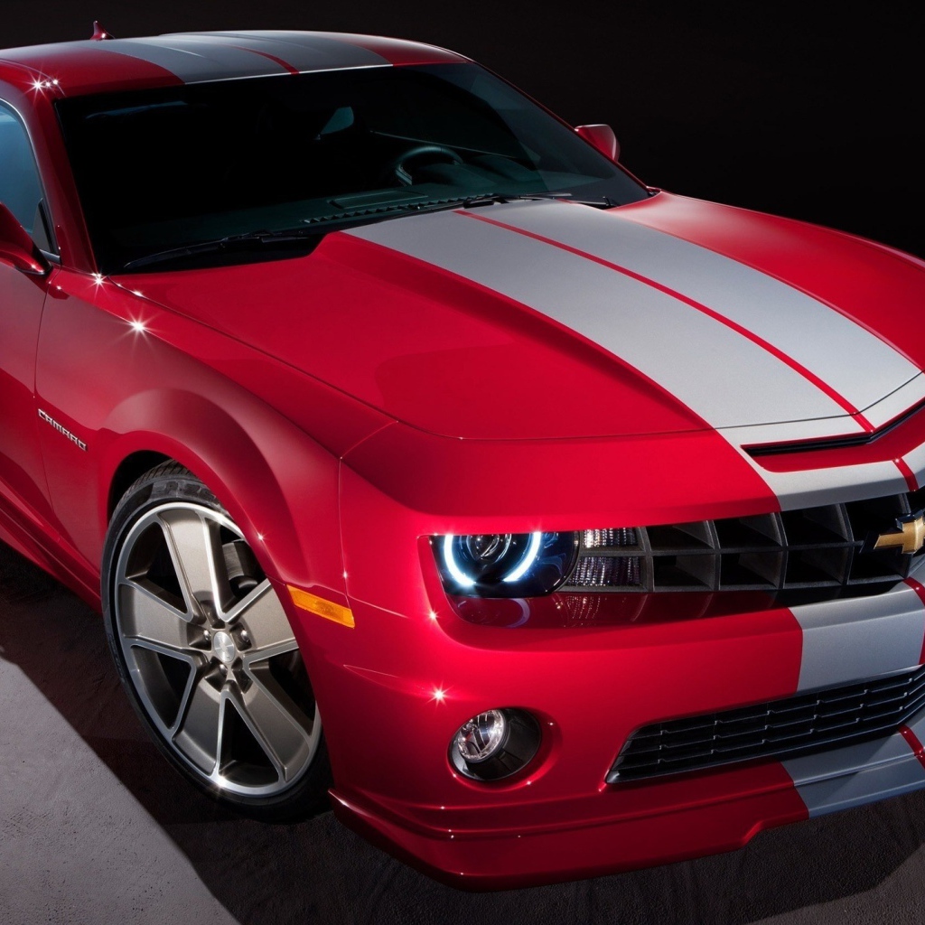 Красный Шевроле Камаро с серой полосой