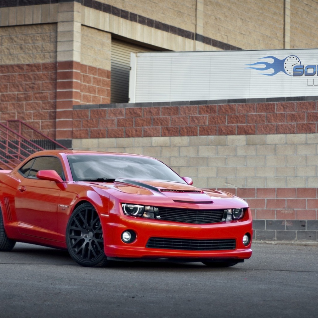 Красный спортивный автомобиль Chevrolet Camaro