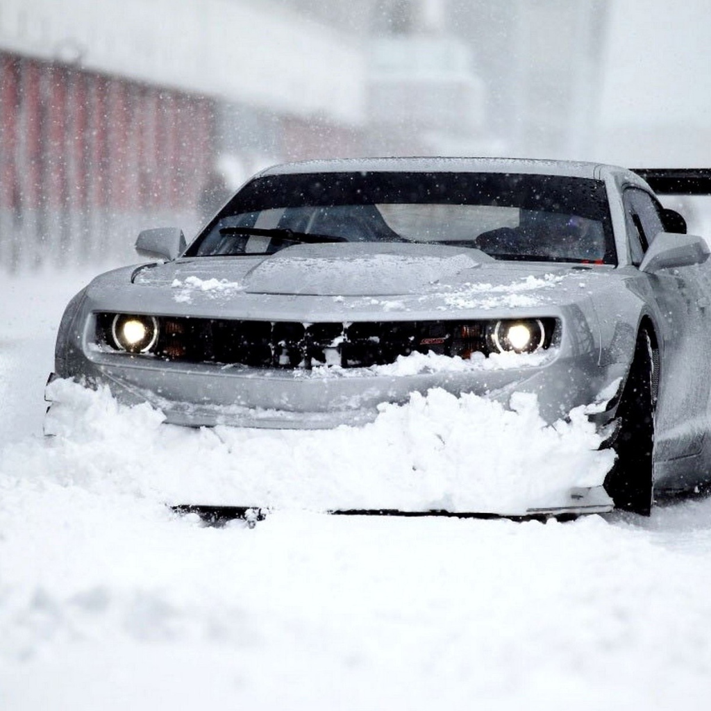 Шевроле Camaro на зимней улице