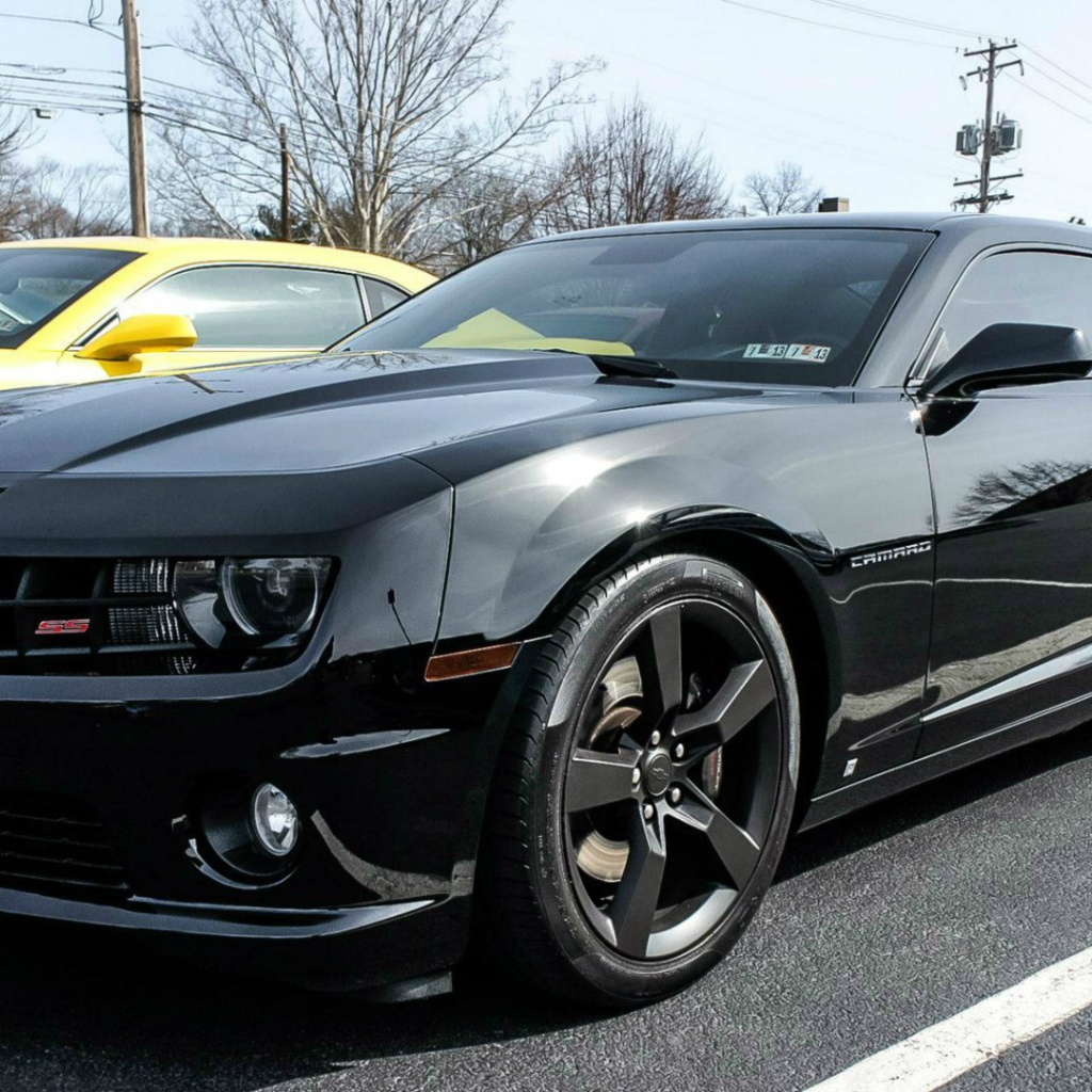 Поражающий черный Chevrolet Camaro SS