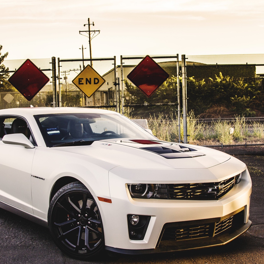 Белый Шевроле Камаро