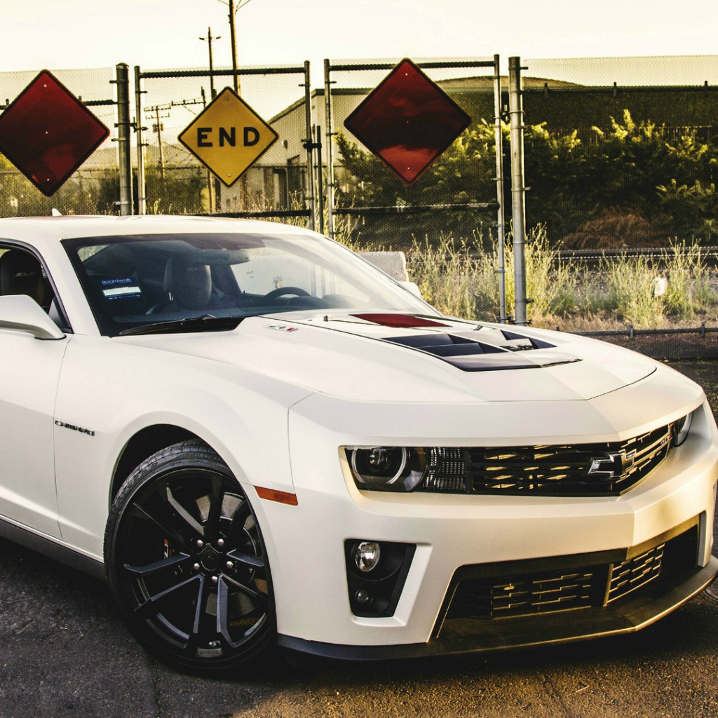 Белый Chevrolet Camaro ZL1