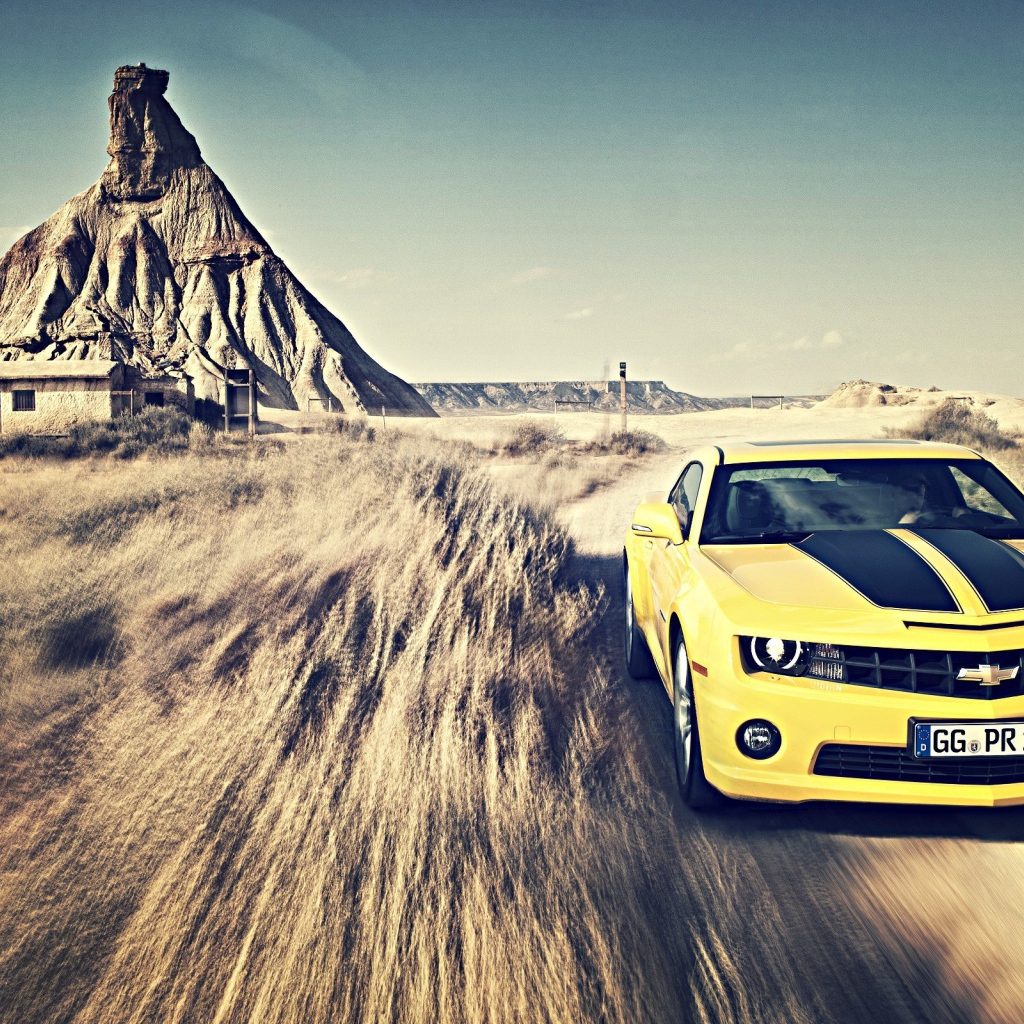 Желтый Chevrolet Camaro мчится по пустыне