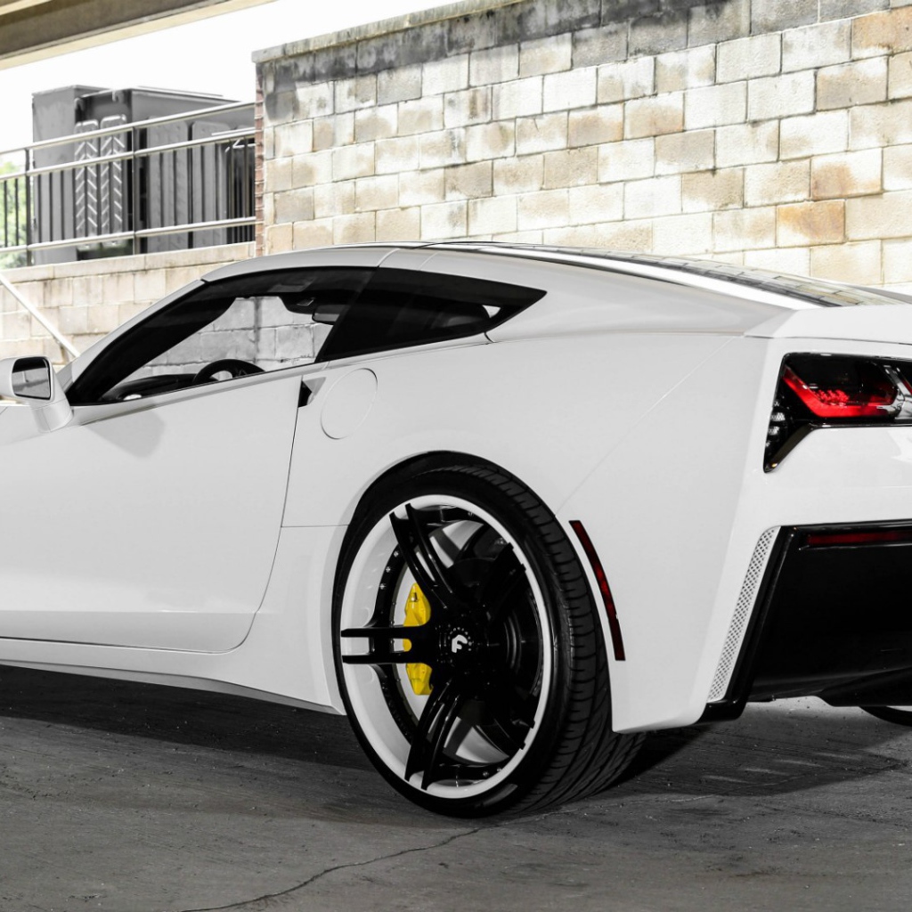 Белый автомобиль Chevrolet Corvette C7