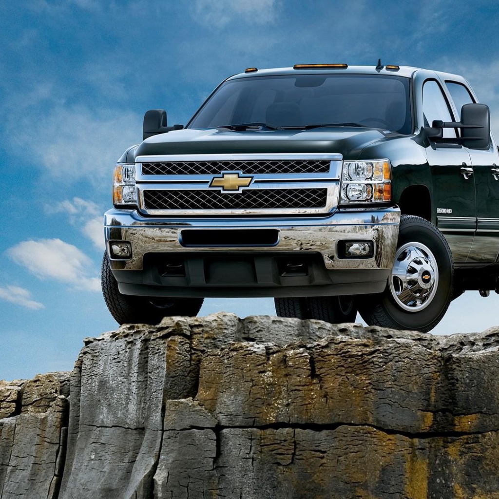 Пикап Шевроле на скале