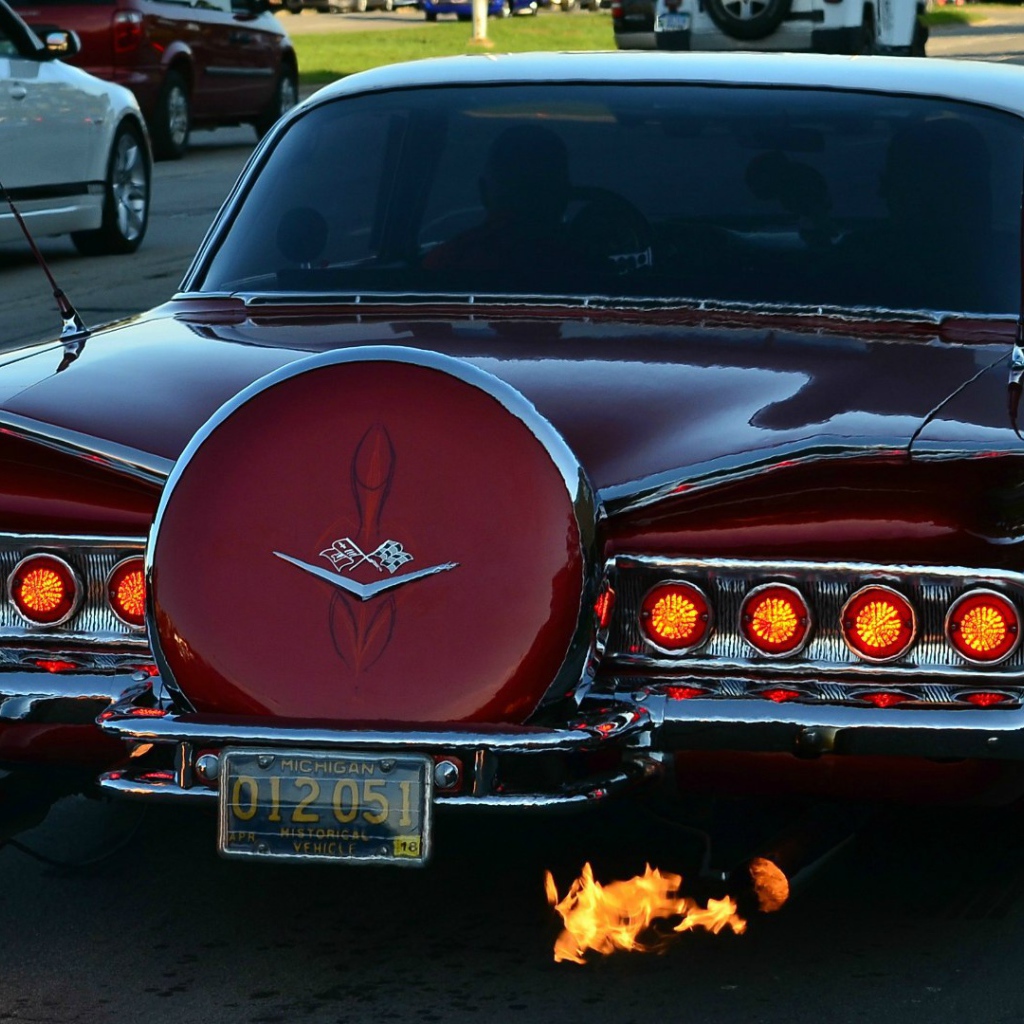 Пламенный Chevrolet Impala