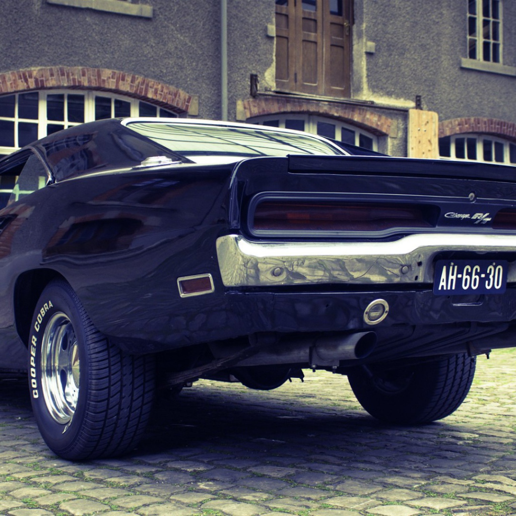 Черный автомобиль Dodge Charger RT