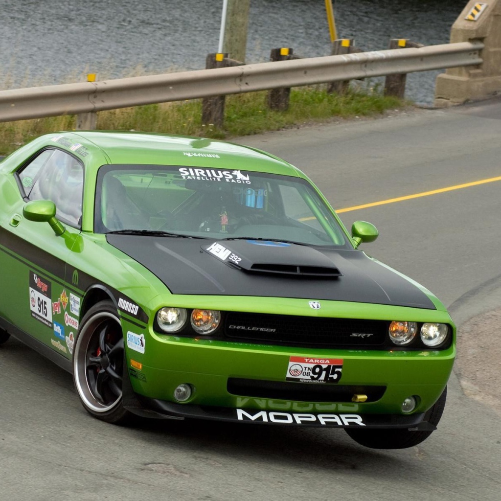 Зеленый автомобиль Dodge Challenger SRT8 на повороте
