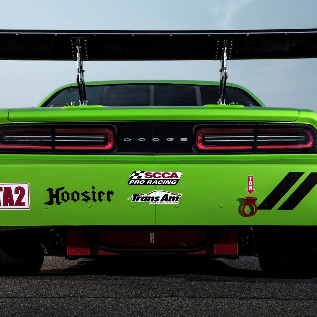 Зеленый Dodge Challenger SRT Trans-Am со спойлером