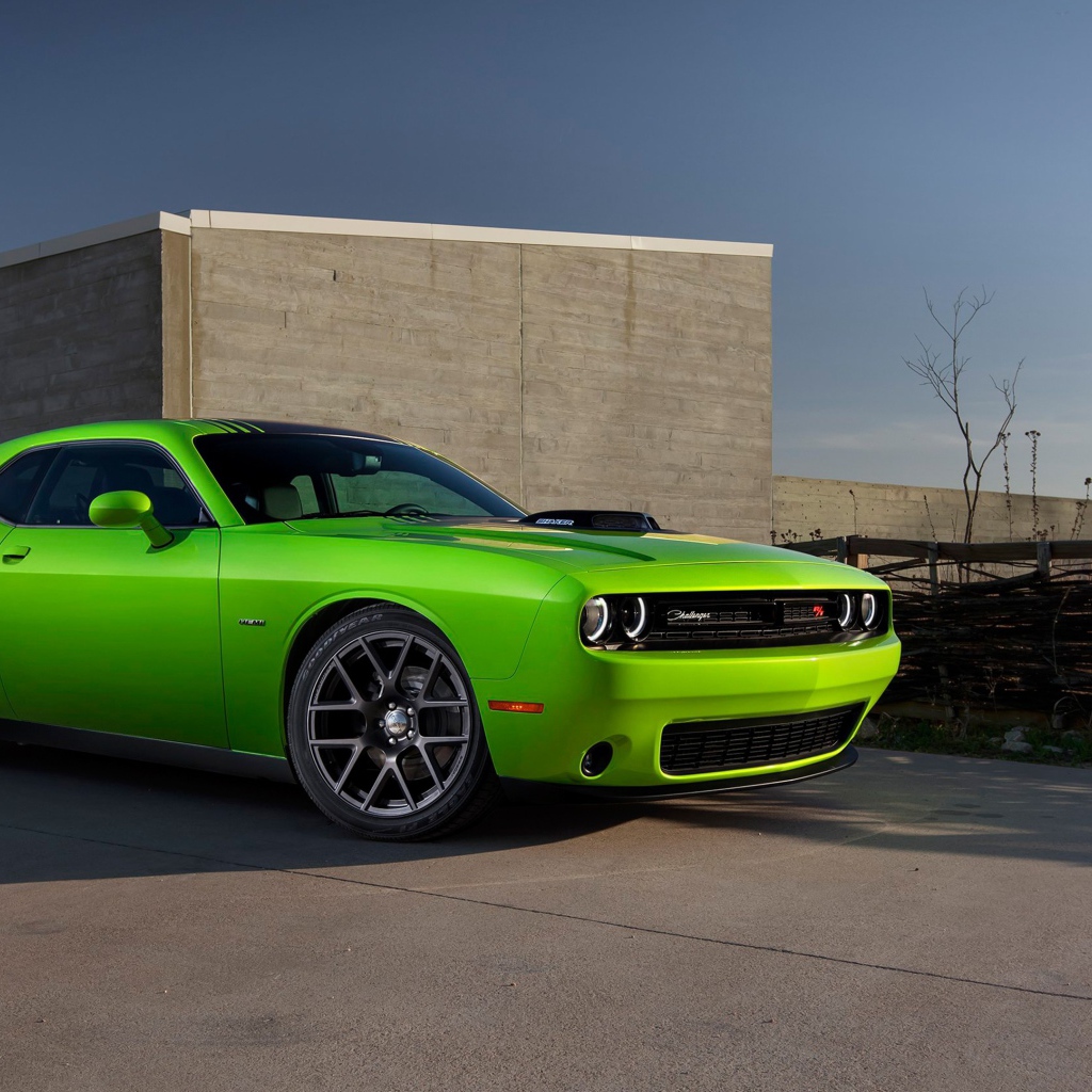 Зеленый спортивный Dodge Challenger Hellcat