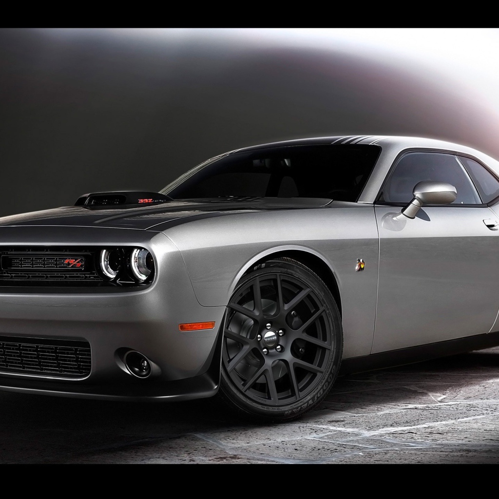 Классический серебристый Dodge Charger RT