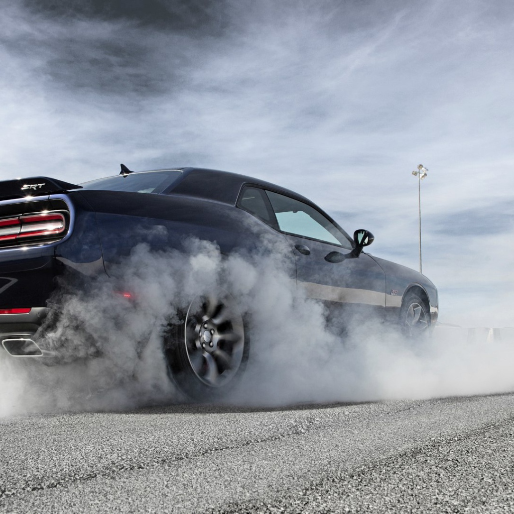 Дрифт на автомобиле Dodge Challenger