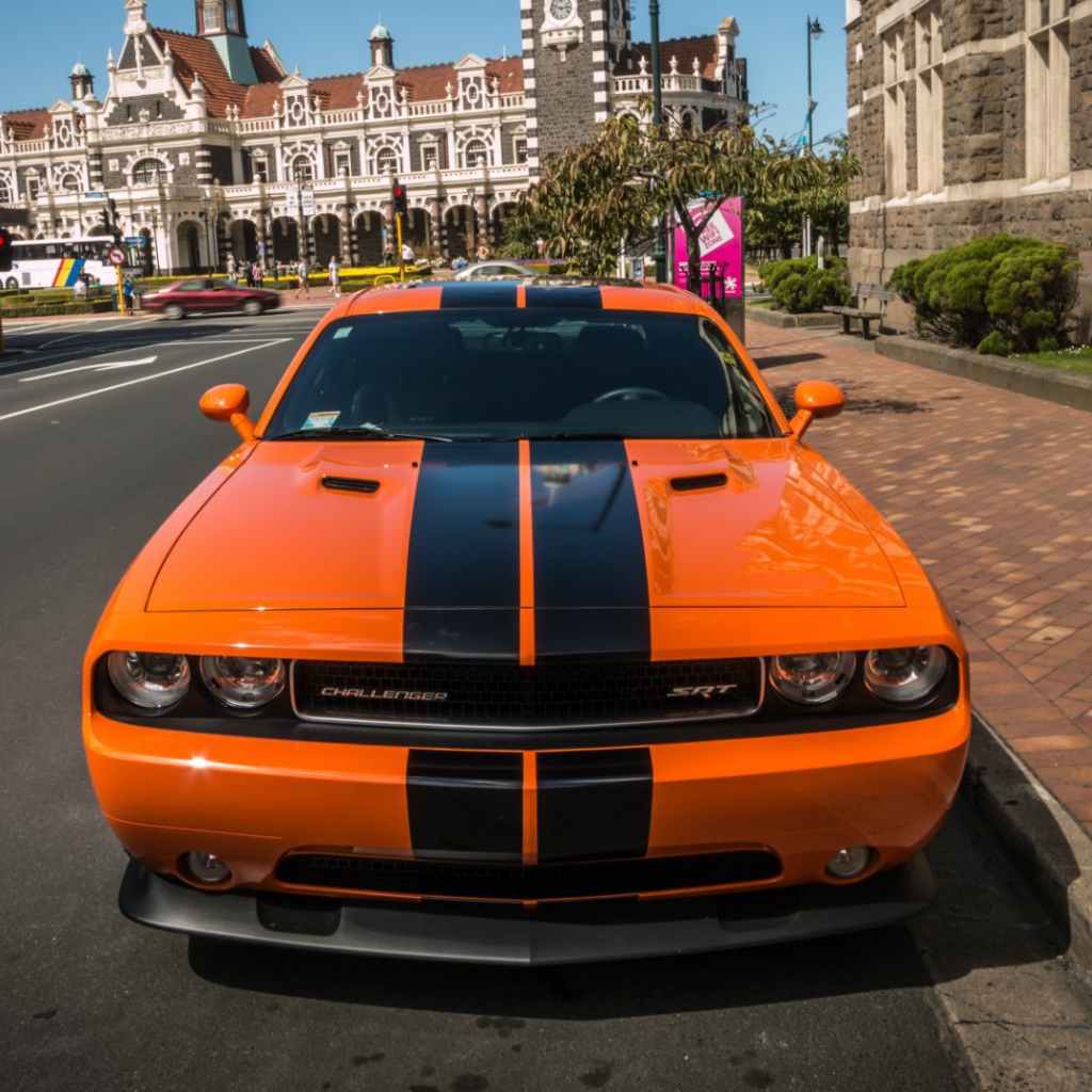 Мощный оранжевый Dodge Challenger