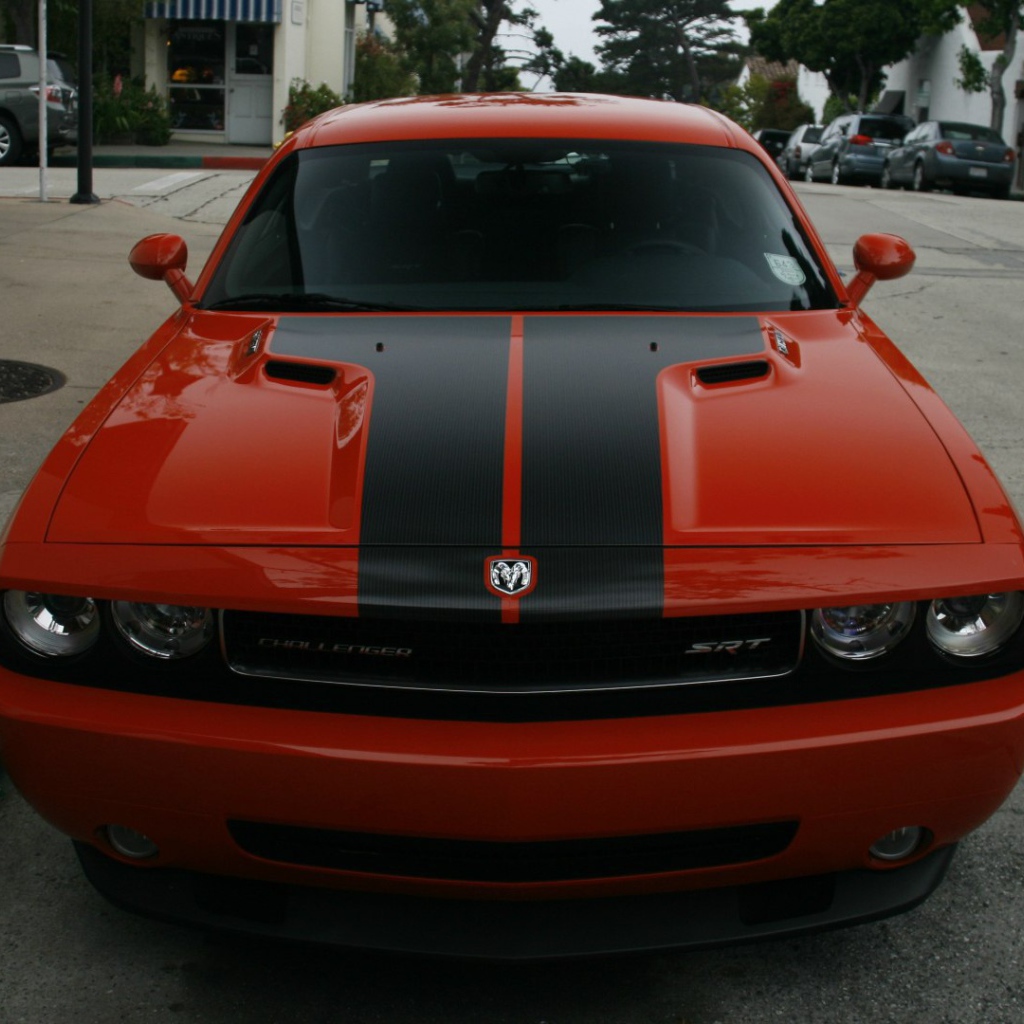 Красный Dodge Challenger SRT8