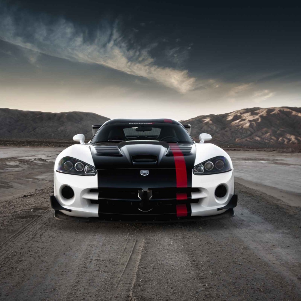 Черно белый Dodge Viper в пустыне