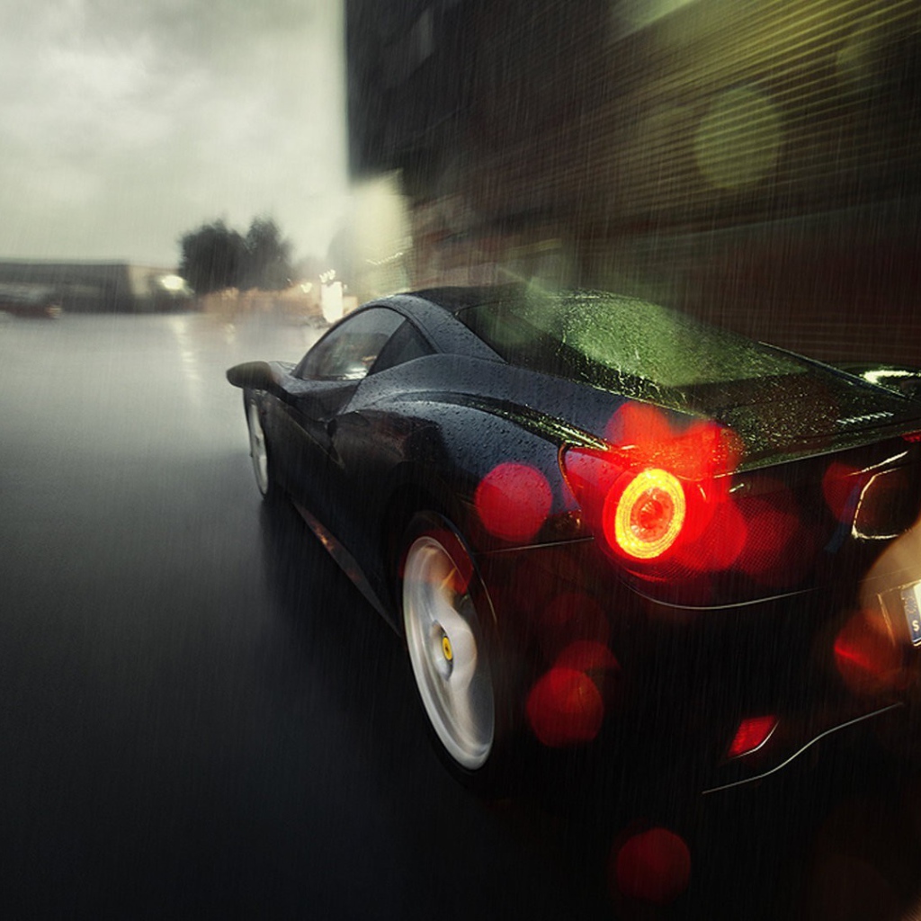 Черный Ferrari 458 едет во время дождя