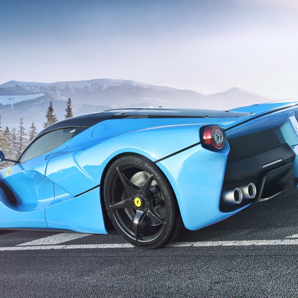 Голубой Ferrari LaFerrari на горной дороге