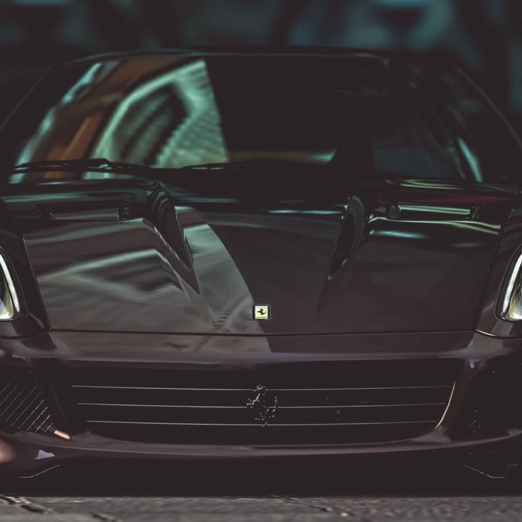 Темно коричневый Ferrari в полумраке