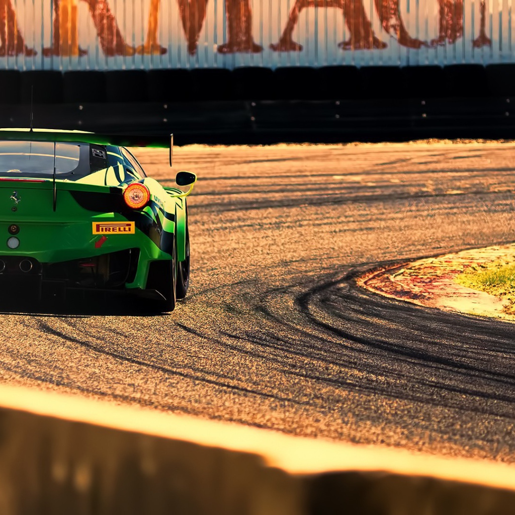 Зеленый Ferrari 458 Italia на гонке