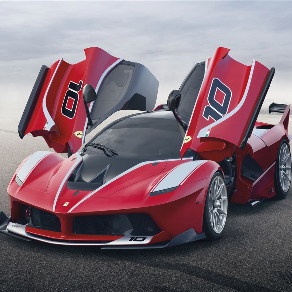 Открытые двери авто Ferrari FXX K