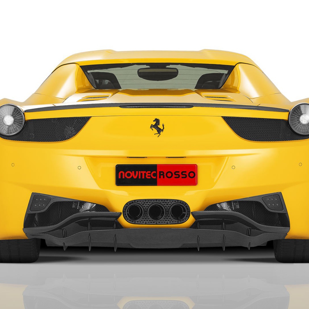 Вид сзади на желтый Ferrari 458