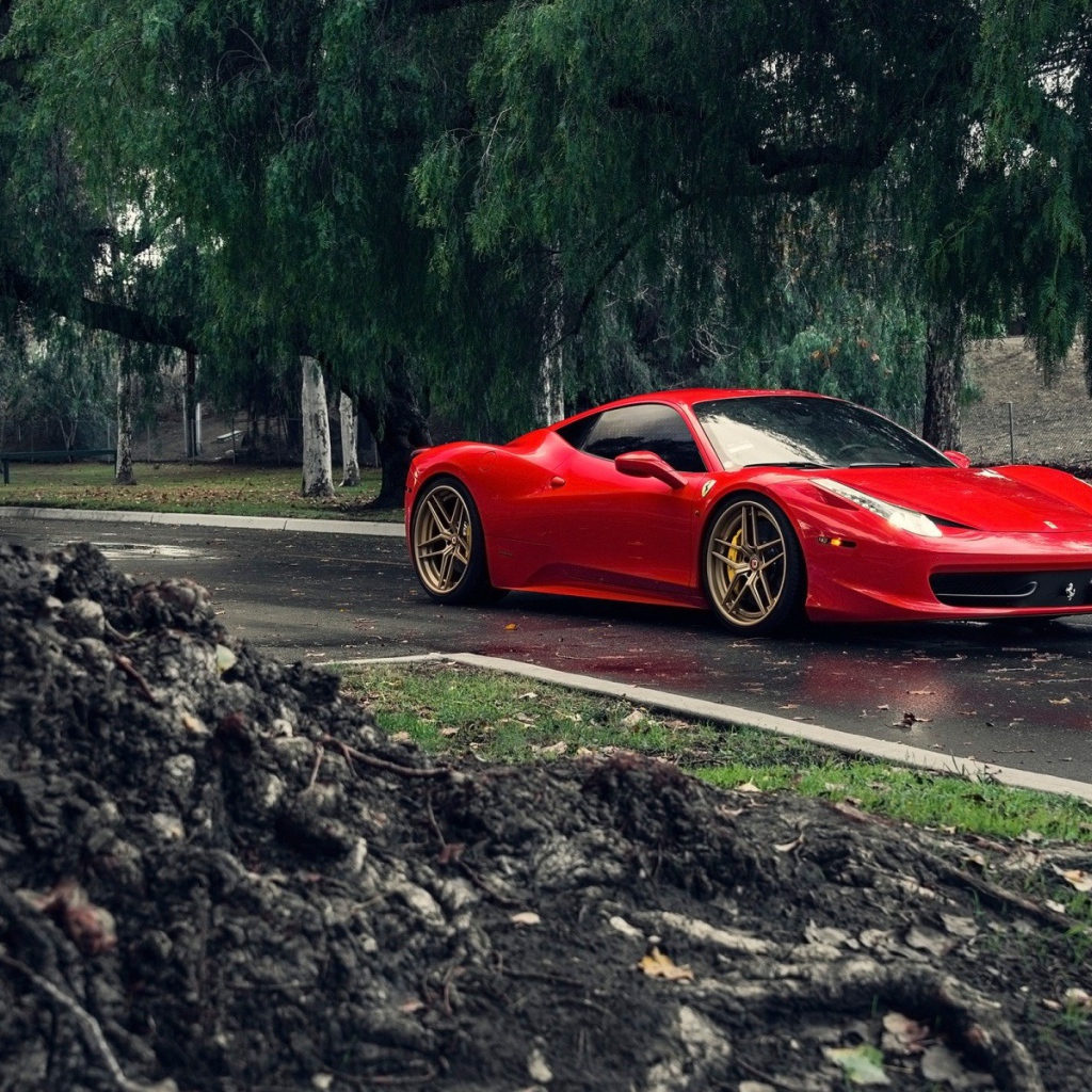 Красный Ferrari 458 Italia на улице после дождя