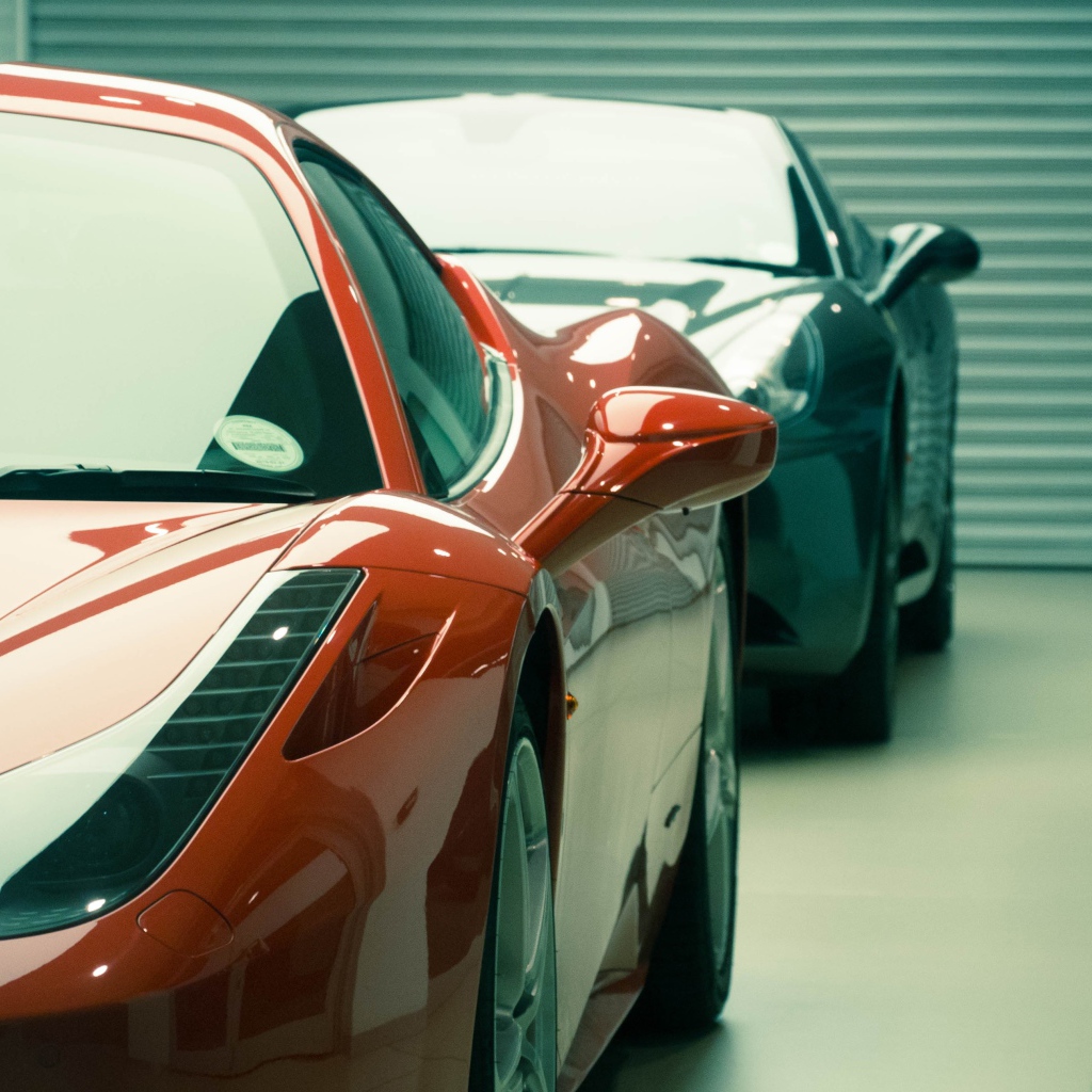 Красный Ferrari 458 в гараже