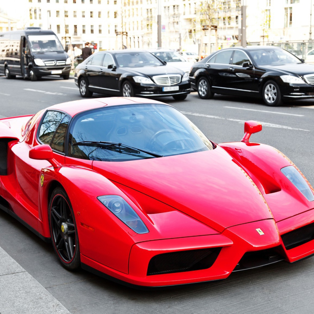 Красный Ferrari Enzo на городской улице