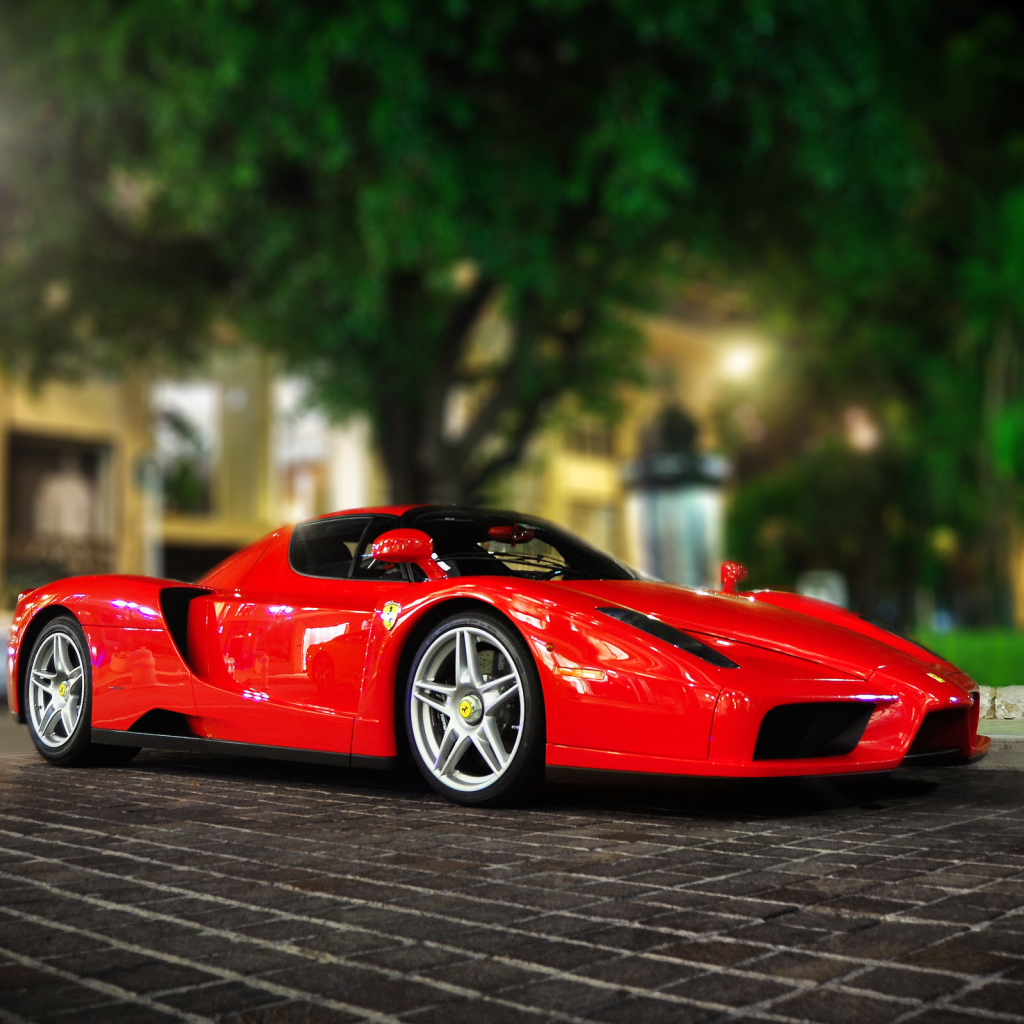 Красный Ferrari Enzo на вечерней улице