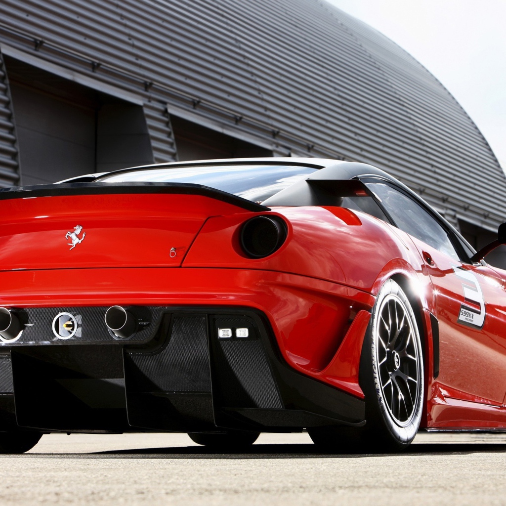 Красный Ferrari у ангара