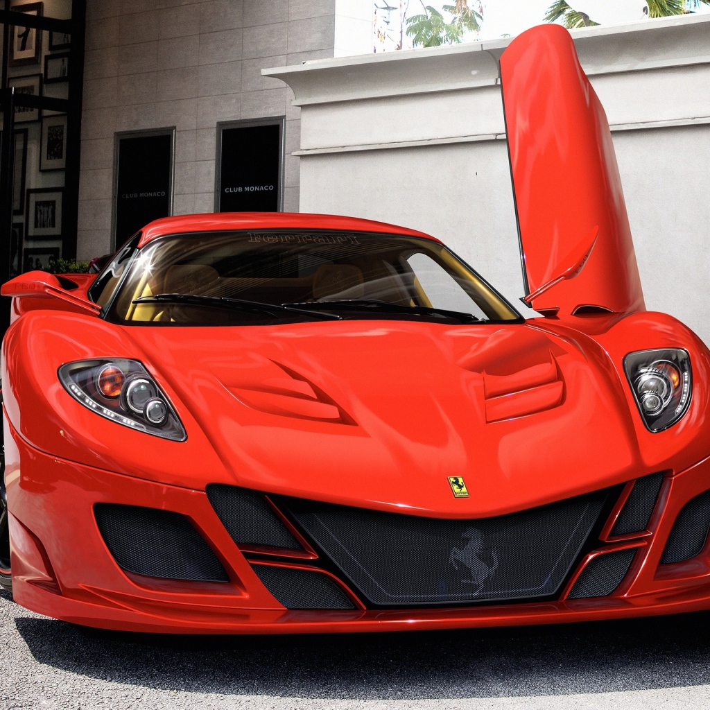 Красный Ferrari у белого здания