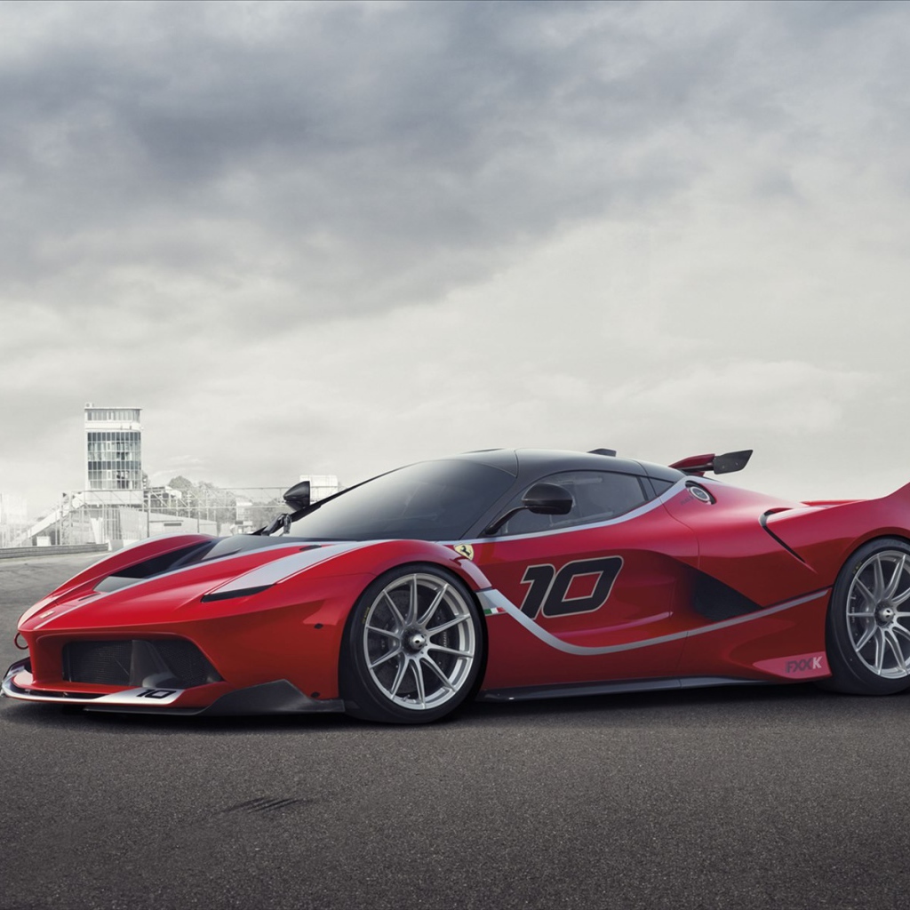 Красный автомобиль Ferrari FXX K