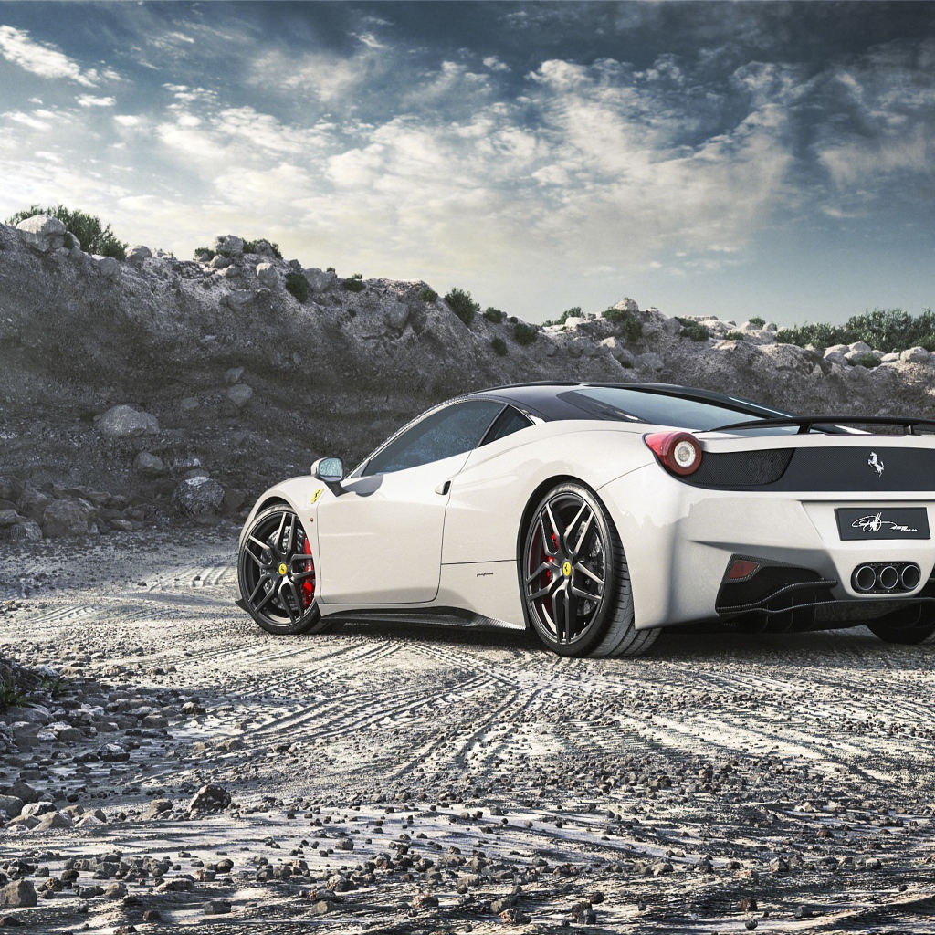 Белый Ferrari 458 Italia в карьере