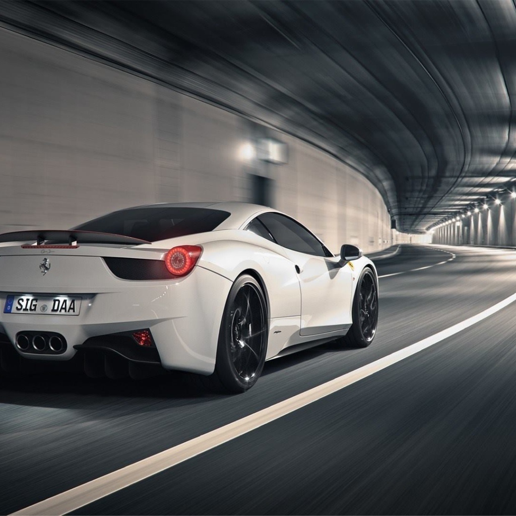 Белый Ferrari 458 в тоннеле