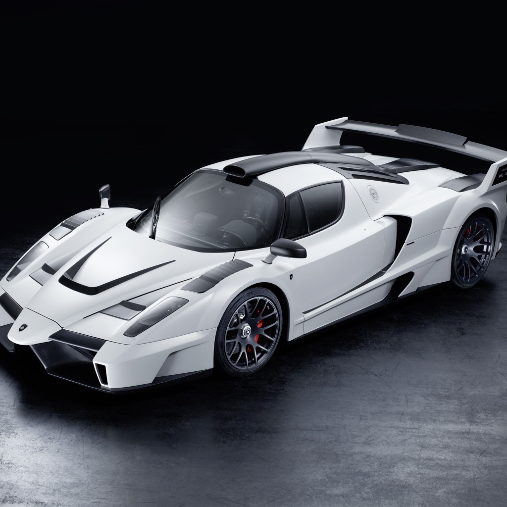 Белый Ferrari Enzo на черном фоне