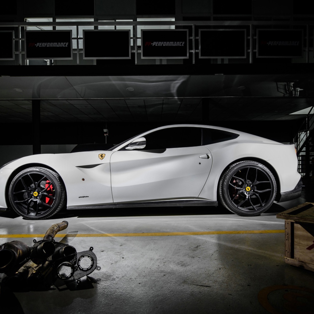 Белый Феррари в гараже