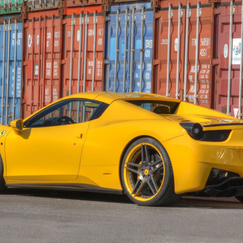 Желтый Ferrari 458 на фоне контейнеров