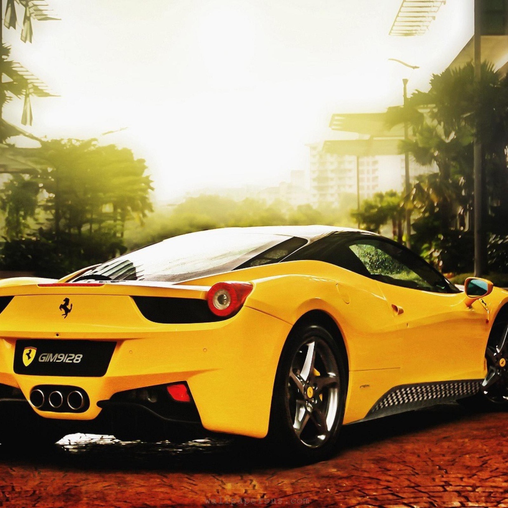 Желтый Ferrari 458 на брусчатке улицы
