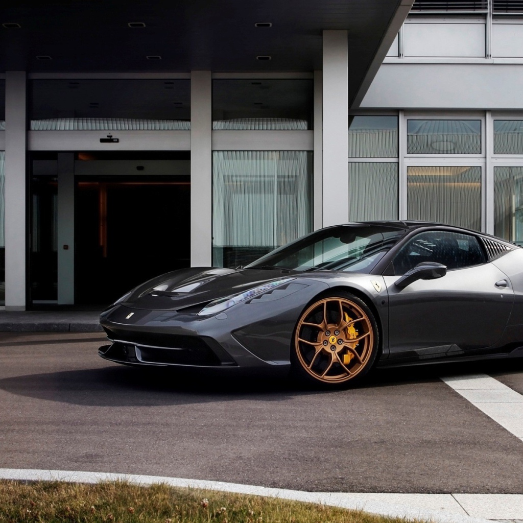 Черный Ferrari 458 Speciale у входа