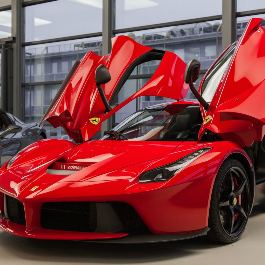 Автомобиль Ferrari LaFerrari с открытыми дверями