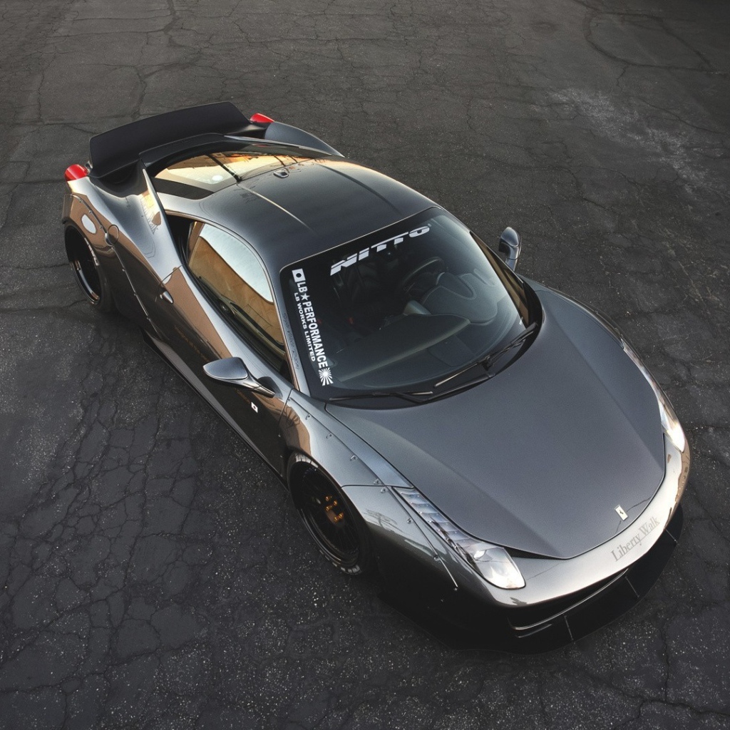 Гоночный Феррари на черном асфальте