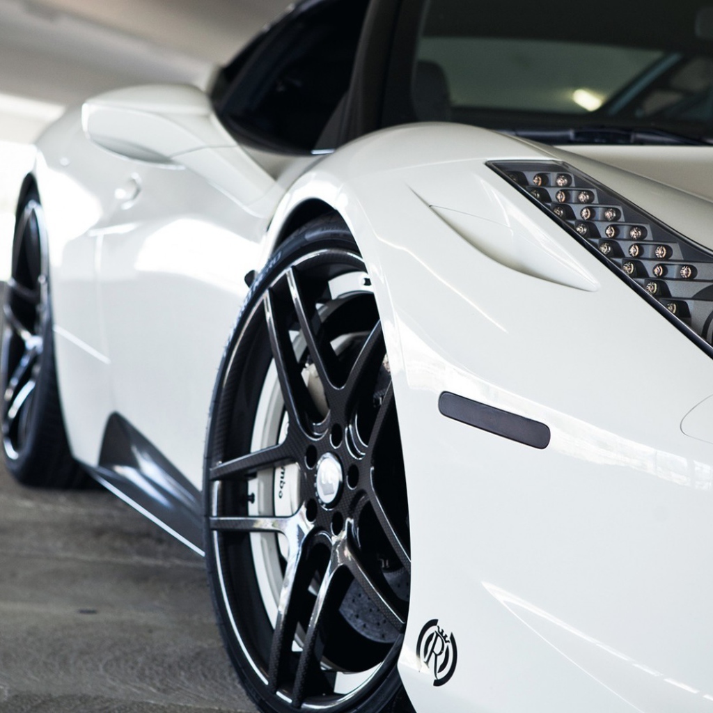 Перед белого Феррари