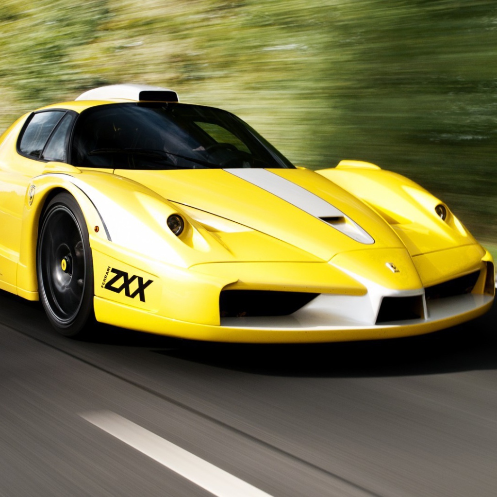 Желтый скоростной Ferrari FXX