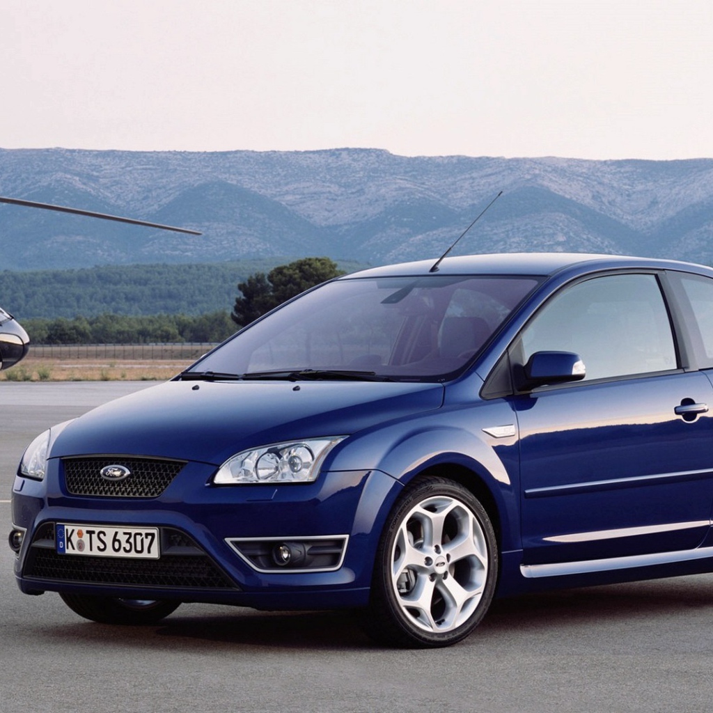 Голубой Форд на вертолетной площадке