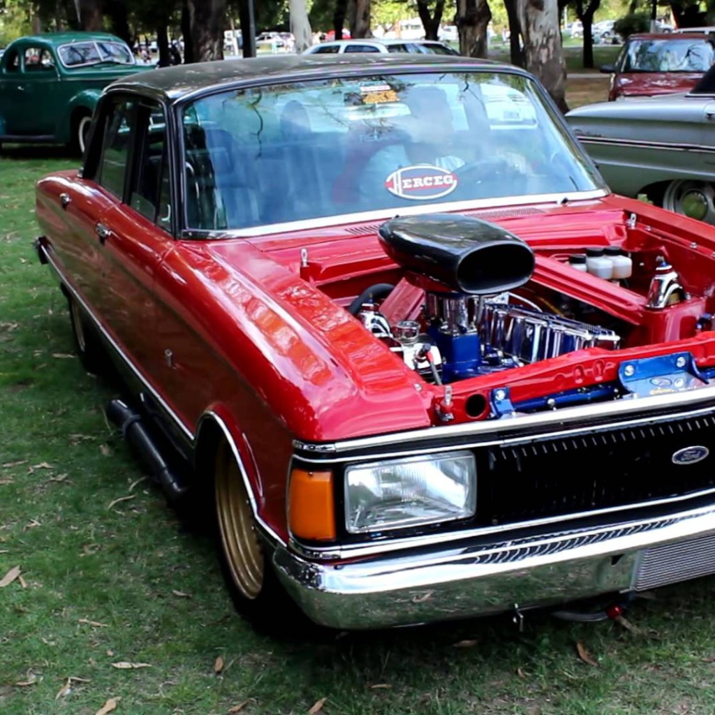 Красный Ford Falcon без капота