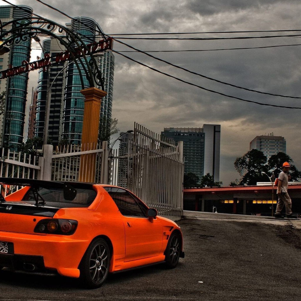 Оранжевая Хонда припаркована в городе